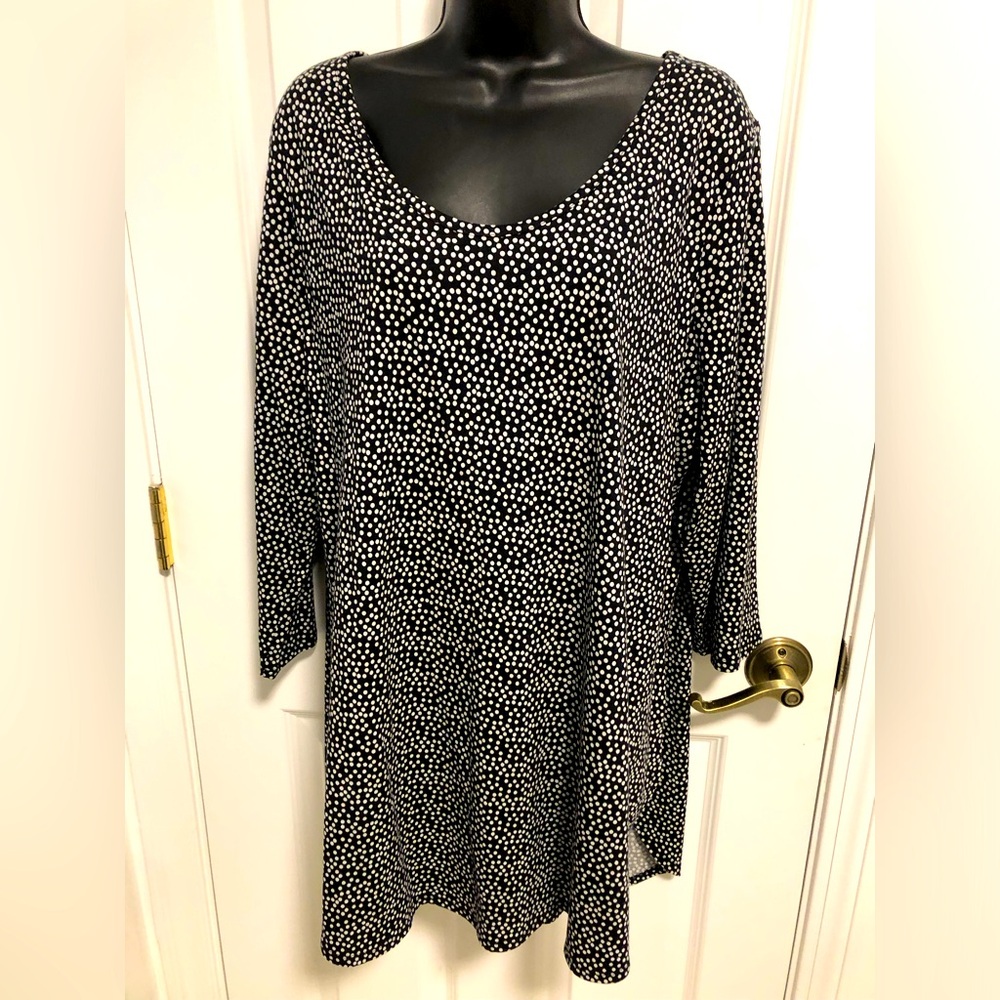 Lane Bryant high/low tunic. 2X (18-20) 3/4 sleeves. Rounded bottom.